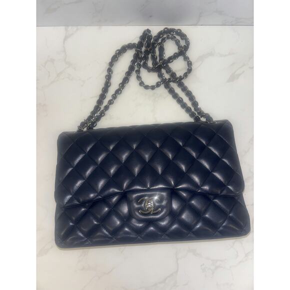 Chanel Quilted Flap Bag in Navy Blue Lambskin - Excellent Condition - Picture 1 of 5